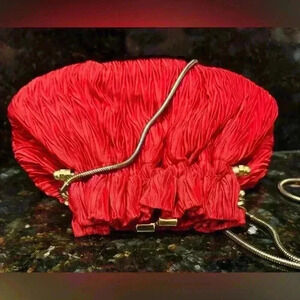 VINTAGE designer Carolyne Barton satin ribbed gold clasp/chain evening purse.